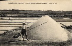 CPA Folklore Marais salants Guerande pres du Pouliguen Mulon de sel