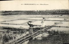VINTAGE POSTCARD Folklore salt-water Marshes Borough of Batz