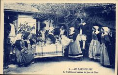 VINTAGE POSTCARD Folklore salt-water Marshes With the country of salt the traditional gift of the day of wedding