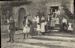 CPA Folklore Marais salants Au pays du sel Une noce au Bourg de Batz