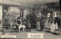 VINTAGE POSTCARD Folklore salt-water Marshes With the country of salt the festival of large father