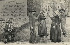 CPA Folklore Auvergne La bourree