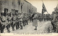 CPA Medaille Apres la bataille Militaria