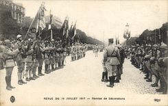 CPA Medaille Revue du 14 juillet 1917 Remise de decorations