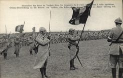 CPA Medaille Decoration des heros de Verdun Militaria