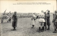 CPA Medaille Le general Gouraud decore le drapeau d'un regiment heroique Militaria