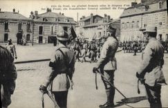 CPA Medaille Pres du front un general francais salue le drapeau Militaria