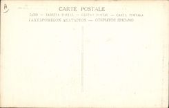 CPA Medaille Pres du front un general francais salue le drapeau Militaria