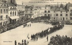 CPA Medaille Remise de la medaille militaire a un jeune heros de 19 ans Militaria