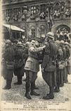CPA Medaille Fetes de la victoire 14 juillet 1919 Place de l'hotel de ville Marechal Foch accrochant fouragere Paris