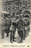 CPA Medaille Fetes de la Victoire a Paris 13 juille t1919 A l'hotel de ville Paris Le marechal Foch decore un poilu 