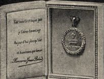 VINTAGE POSTCARD Medal of love Poetry the old men Rosemonde Rostand