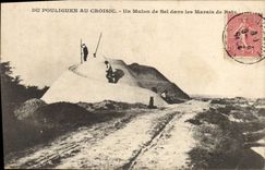 CPA Folklore Marais Salants Du Pouliguen au Croisic Un mulon de sel dans les marais de Batz