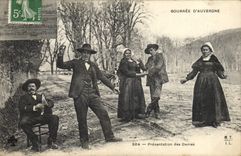CPA Folklore Auvergne La bourree Presentation des dames