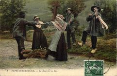 CPA Folklore Auvergne La bourree