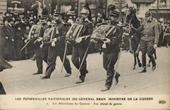 CPA Militaria Medaille Les funerailles nationales du general Brun Ministre de la Guerre Decorations du general Cheval