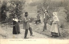 CPA Folklore La Bourree Auvergne 