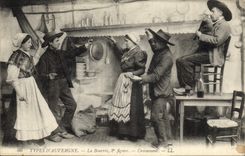 CPA Folklore La Bourree Auvergne Croisement