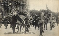 CPA Militaria Fetes de la Victoire 14 Juillet 1919 Decoration des drapeaux par le President de la Republique 