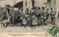 CPA Militaria A Neufmoutiers Tirailleurs marocains inventoriant leur butin