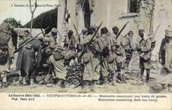CPA Militaria A Neufmoutiers Tirailleurs marocains inventoriant leur butin