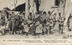 CPA Militaria A Neufmoutiers Tirailleurs marocains inventoriant leur butin