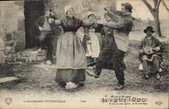 CPA Folklore Auvergne La bourree 