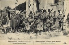 CPA Militaria A Neufmoutiers Tirailleurs marocains inventoriant leur butin