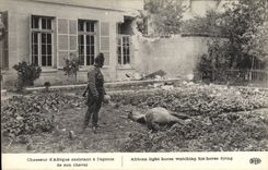 CPA Militaria Chasseur d'Afrique assistant a l'agonie de son cheval