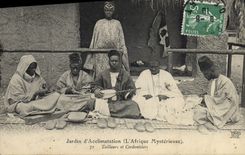 VINTAGE POSTCARD Negro black Man Paris Zoological gardens mysterious Africa Tailors and shoe-makers