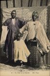 CPA Negre Homme noir Un chef et sa famille 