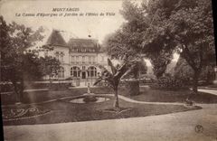 CPA Banque Montargis La Caisse d'Epargne et jardin de l'hotel de ville 