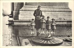 CPA SAR Madame La Comtesse de Paris et les enfants de France au tombeau du soldat inconnu Paris Arc de Triomphe 