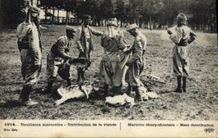 CPA Militaria Tirailleurs marocains Distribution de la viande 