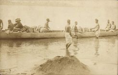 CARTE PHOTO Homme Noir negre en barque 