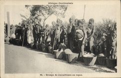 CPA Homme Noir negre Groupe de travailleurs au repos Afrique Occidentale