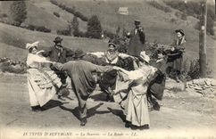 CPA Folklore Auvergne La bourree