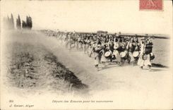 CPA Militaria Depart des zouaves pour les manoeuvres