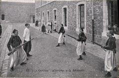 VINTAGE POSTCARD Militaria With the barracks Fencing with the bayonet