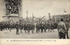 CPA Militaria Les fetes de la Victoire 14 Juillet 1919 Les zouaves