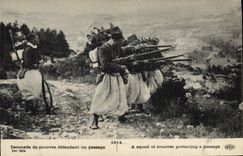 CPA Militaria Escouade de zouaves defendant un passage 
