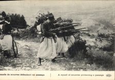 CPA Militaria Escouade de zouaves defendant un passage 
