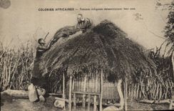 CPA Negre Homme Noir Colonies Africaines Femmes indigenes reconstruisant leur case