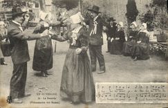 CPA Folklore Auvergne La bourree Presentation des Dames 
