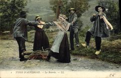 CPA Folklore Auvergne La bourree