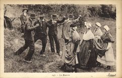 CPA Folklore Auvergne La bourree