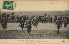 CPA Militaria La revue a Vincennes Charge des Zouaves
