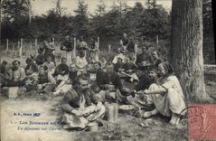 CPA Militaria Les Zouaves au camp Un dejeuner sur l'herbe