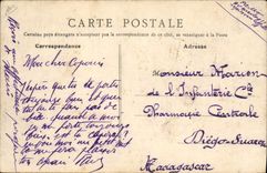 CPA Militaria Les Zouaves au camp En attendant la gamelle 