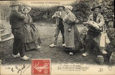 CPA Folklore Auvergne La Bourree 